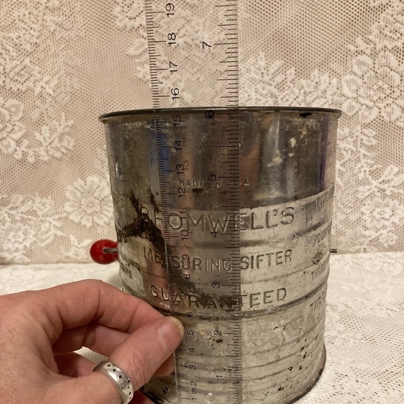 Vintage Metal Bromwell's 5 Cups Measuring Sifter Red wood Crank handle - Picture 11 of 13